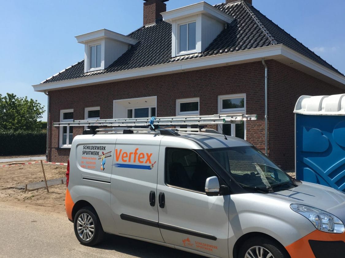 erfex heeft recent het complete binnen- en buitenschilderwerk verzorgd voor een nieuwbouwwoning. Dit project vroeg om een strakke afwerking die zowel de moderne architectuur als de duurzaamheid van de woning versterkt. Dankzij onze professionele aanpak is elk detail van de woning perfect afgewerkt, van de binnenmuren tot de buitengevels en kozijnen.